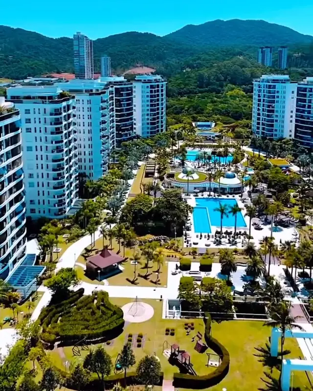 Torres e área de lazer com piscinas do Brava Home Resort, entre a mata e o mar da Praia Brava