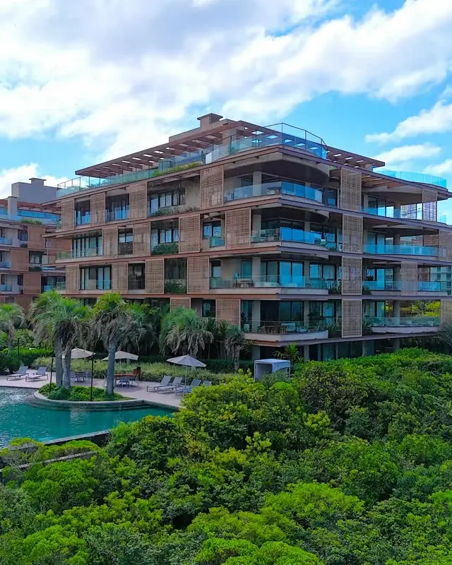 Fachada do Bravíssima Private Residence com piscina e Mata Atlântica em primeiro plano