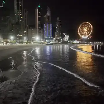 Reel: Praia Central de Balneário Camboriú à noite