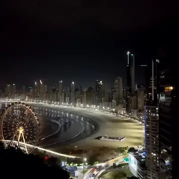Reel: orla de Balneário Camboriú à noite