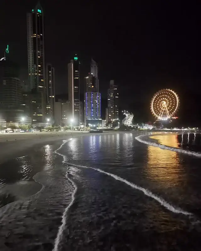 Praia Central de Balneário Camboriú à noite, com a orla iluminada e a roda-gigante ao fundo
