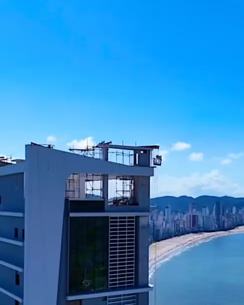 Topo da torre Tonino Lamborghini by Embraed com a orla de Balneário Camboriú ao fundo